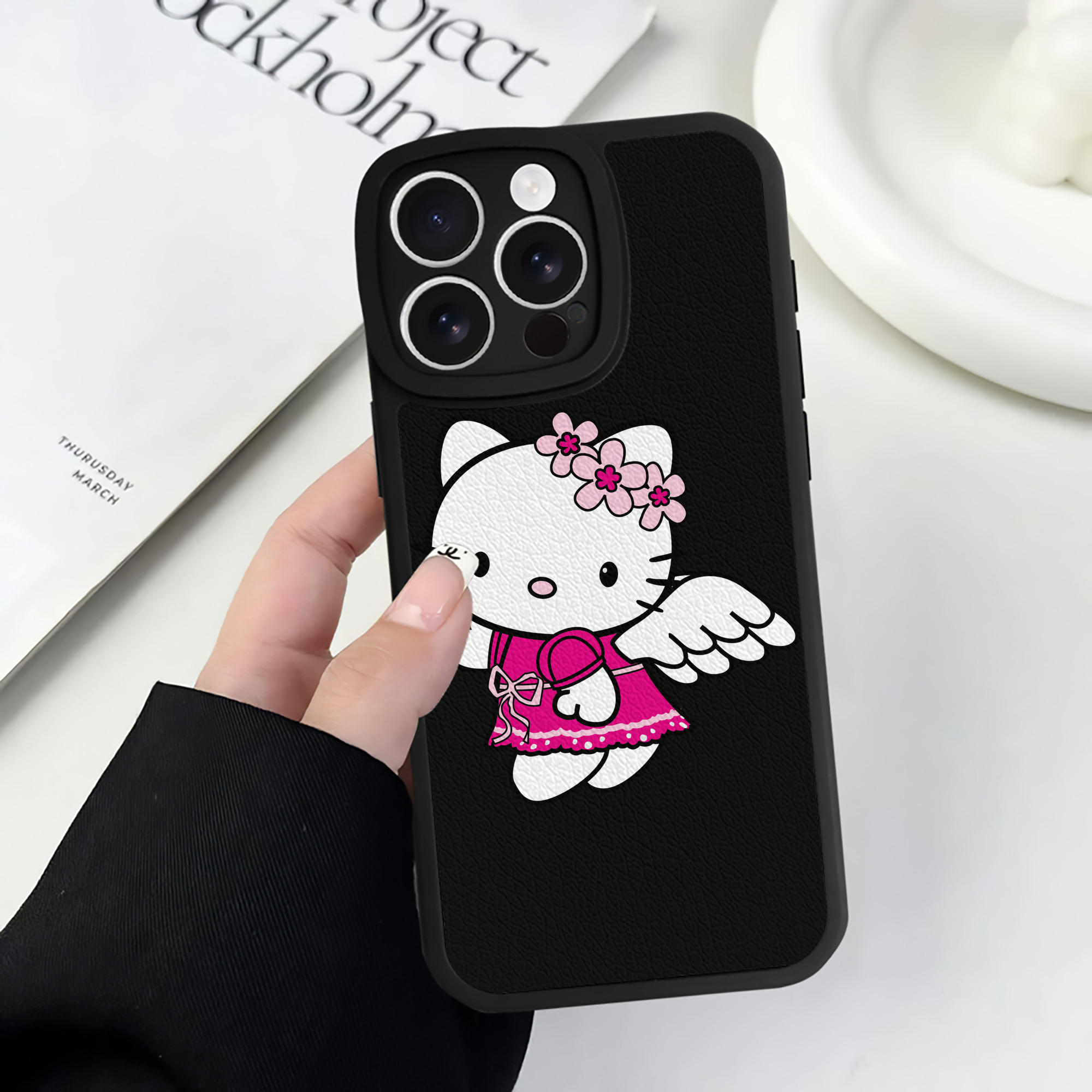 （画像用） Hello Kitty ハローキティ 【iPhone 16シリーズ対応】シリコンスマホケース（レザー調） 材質：シリコン
